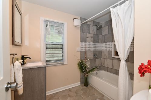 4902 Hoyt Pl, Milwaukee WI  53216-2331 exterior