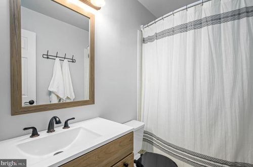 302 Hedgestone Ter, Leesburg VA  20176-4842 exterior