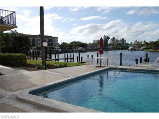 261 Banyan Blvd, Naples FL  34102-5151 exterior