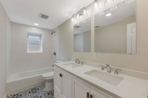 9 Brookwood Dr, Wheatley Heights NY  11798-1005 exterior