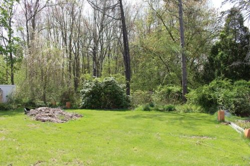 34 Flyers Dr, Norwich, CT 06360-1729