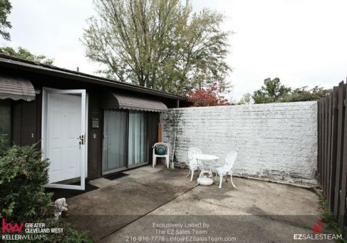 32 Greenfield Ct, Berea, OH 44017-2742