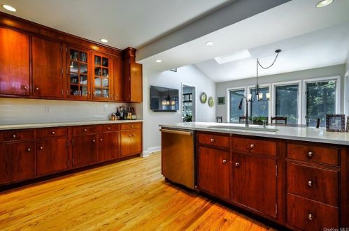 8 Parkway, Mount Vernon NY  10552-1219 exterior