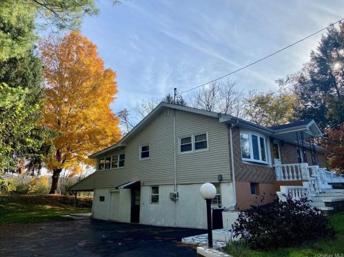 5 Court Ln, Fishkill NY  12524-2432 exterior