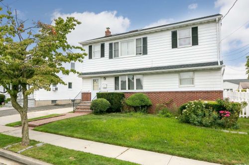 41 Montana St, Hicksville NY  11801-2429 exterior