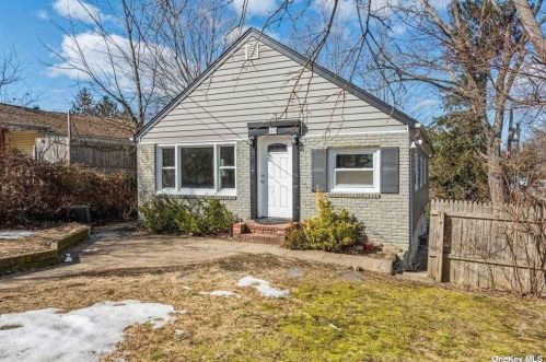 32 Grove St, Glenwood Landing, NY 11547-3060