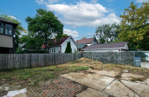 812 Burleigh St, Milwaukee WI 53222-4804 exterior