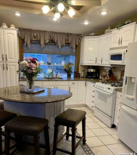 82-11 160th Ave, Jamaica, NY 11414-2937