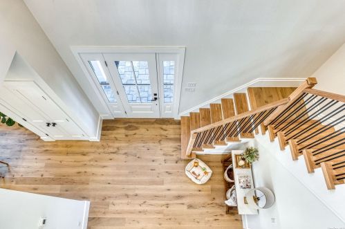 2 Hedge Ln, Westbury NY  11590-6523 exterior