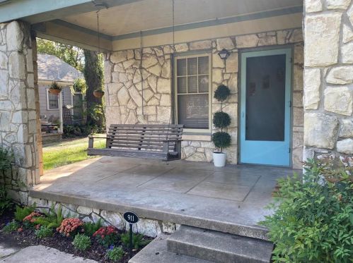 911 37th St, Austin TX  78705-1807 exterior