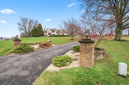 4 Fountayne Ct, Washingtonville NY  10992-1001 exterior