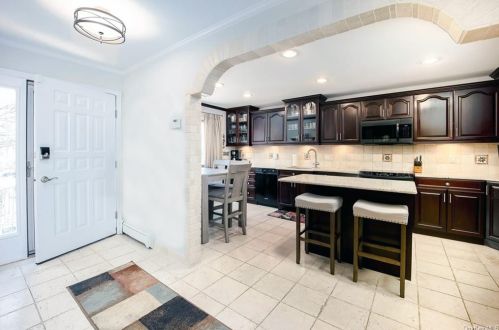 152 Brush Hollow Cres, Rye Brook NY  10573-1624 exterior