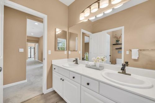 1929 Bastona Dr, Elk Grove CA 95758-7104 exterior