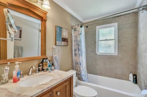 35 Keeney St, Manchester CT 06040-7054 exterior