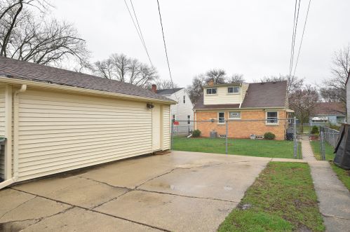 3329 89, Milwaukee WI 53227-4525 exterior