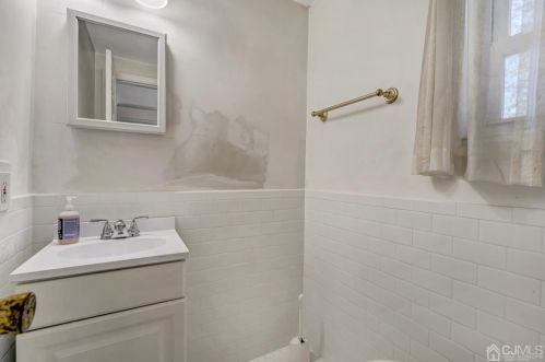 30 Freeman St, Woodbridge NJ  07095-3423 exterior