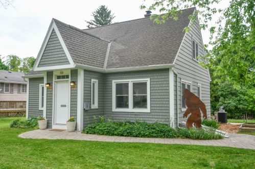 202 Highland Ave, Thiensville, WI 53092-1806