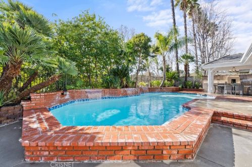 24370 Mornington Dr, Santa Clarita CA  91355-2037 exterior