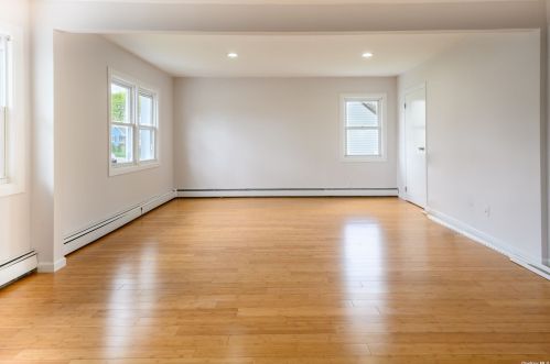 212 5 St, North Lindenhurst NY 11757-4628 exterior