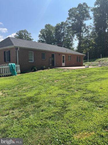 252 Kinzer Rd, Lapark, PA 17562-9791