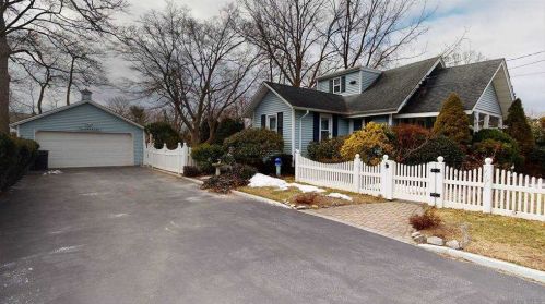14 Smith St, South Setauket NY  11720-3859 exterior