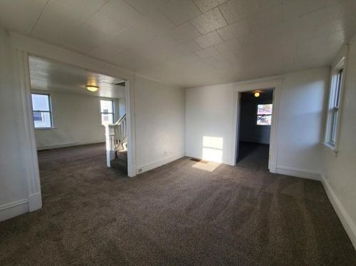 6754 Main St, Hartstown, PA 16131-3426