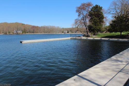 21 Lagoon Trl, Kinnelon NJ  07405-3310 exterior