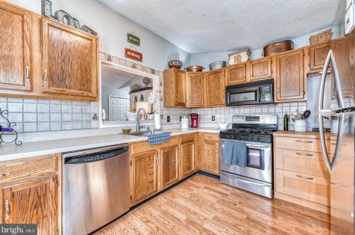 558 Cedar Holw Dr, Yardley PA exterior