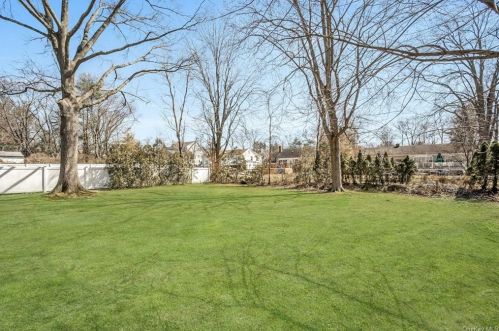 87 Daisy Farms Dr, New Rochelle NY  10804-1036 exterior