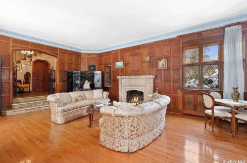 68 Bayview Ave, Great Neck, NY 11021-1720