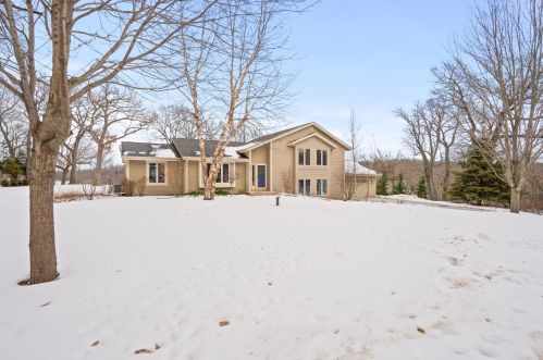 34352 Valley Rd, Oconomowoc, WI 53066-4919