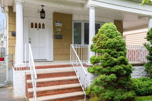 87-53 96th St, Jamaica, NY 11421-1725