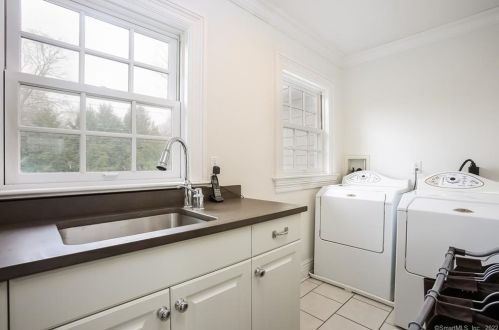882 Silvermine Rd, New Canaan CT  06840-4332 exterior