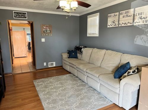 525 15th Ave, Beaver Falls, PA 15010-2936