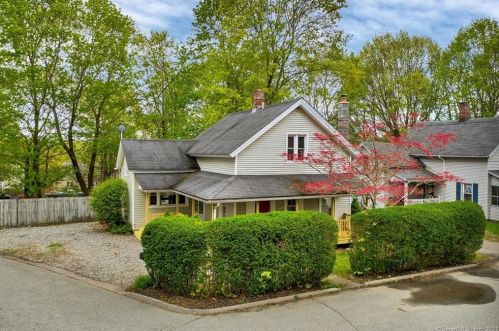 27 Crescent St, Uncasville, CT 06382-2403