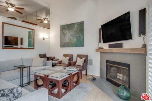 6930 De Celis Pl, Van Nuys, CA 91406-4639