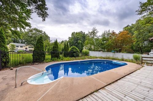 7 Surrey Dr, East Granby, CT 06026-9566