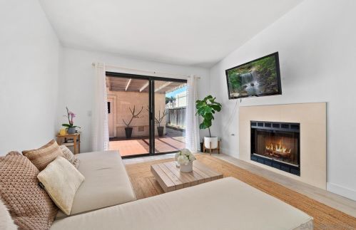 6829 Pear Tree Dr, Carlsbad CA  92011-3937 exterior