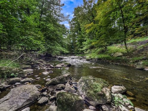8 Creekview Dr, Thiells NY  10984-1434 exterior