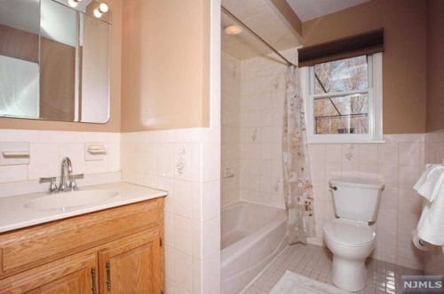 87 Minnehaha Blvd, Oakland NJ  07436-2804 exterior