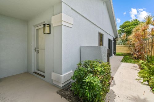 142 Sand Pine Dr, Jupiter, FL 33477-9678