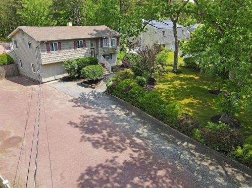 43 Madeline Rd, Panamoka, NY 11961-2943