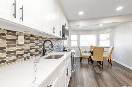 545 Queen St, Westbury NY  11590-1399 exterior