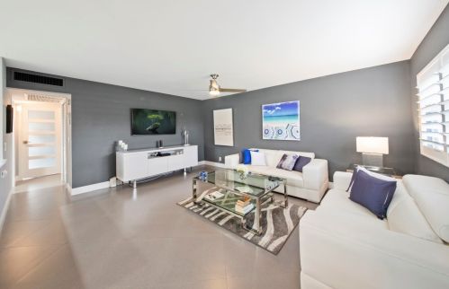 5 Seville A, Delray Beach FL  33446-2116 exterior
