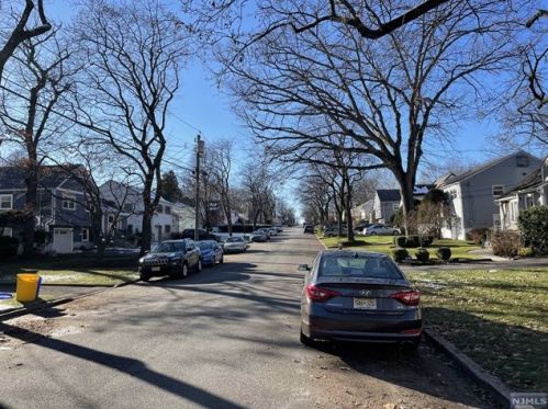231 Voorhees St, Teaneck, NJ 07666-6360