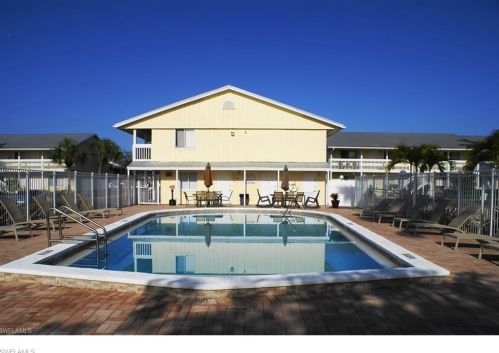 4625 Bayshore Dr, Naples FL  34112-4353 exterior