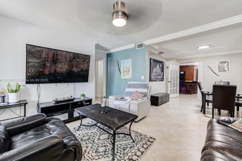 556 62nd St, Hialeah, FL 33013-1145