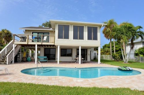 205 Bayview Ave, Fort Myers Beach, FL 33931-3900