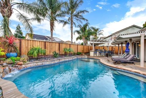 585 Topeka Ln, Vacaville CA 95687-4353 exterior