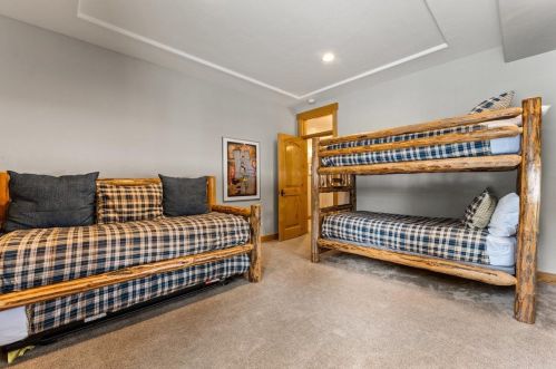 14115 Ski Slope Way, Truckee CA  96161-7030 exterior